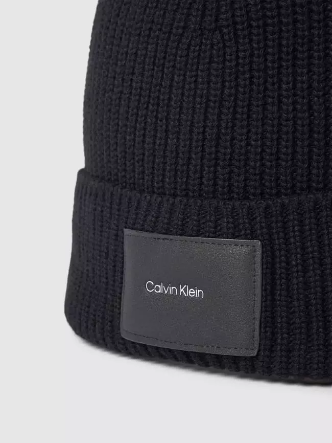 CK Calvin Klein Beanie Mit Label-Patch Modell 'CK PATCH' - Schwarz 4 CK Calvin Klein Beanie Mit Label-Patch Modell 'CK PATCH' - Schwarz – Bild 2
