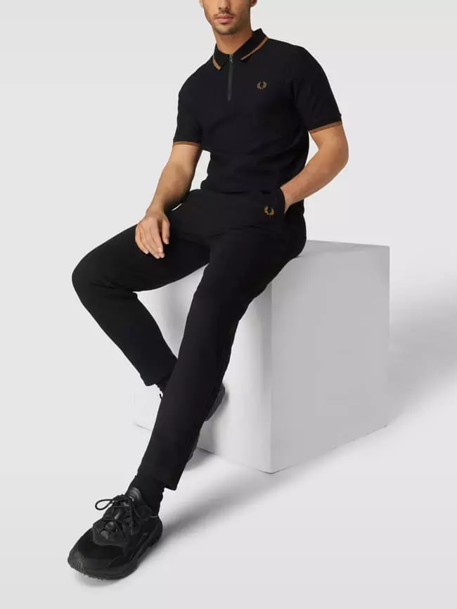Fred Perry Poloshirt Mit Kurzem Reißverschluss Modell 'Zip Neck Crepe' - Schwarz 3 Fred Perry Poloshirt Mit Kurzem Reißverschluss Modell 'Zip Neck Crepe' - Schwarz